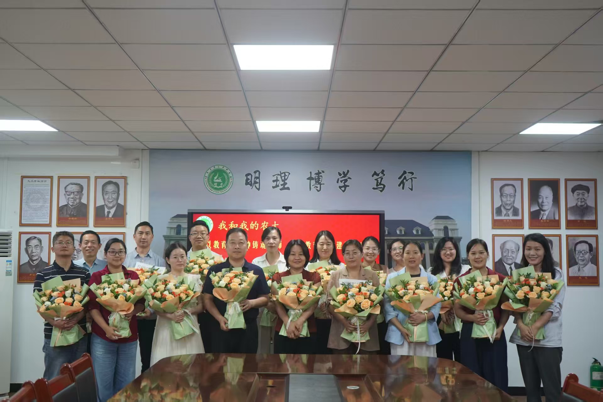 中文成人视频
举行庆祝第41个教师节座谈会